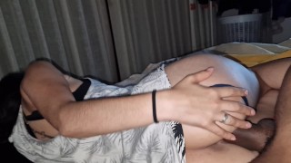 我让我在继兄弟的勺子里做爱,没有发出声音,这样他们就不会抓住我们