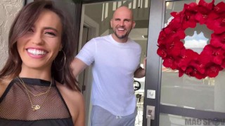 邀请 PAWG Kelsi Monroe 过来操她紧绷的阴户,直到我射在她的嘴里