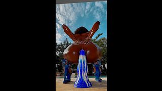 骑着我的蓝色大假屌在外面一直喷