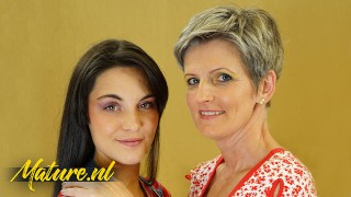 成熟女士与热辣的女同性恋宝贝发生性关系