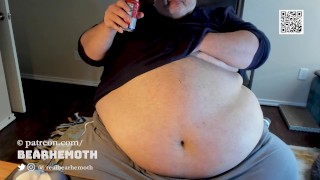 Bearhemoth 6'4“ 702 磅 Superchub 粉碎罐头、肚皮游戏和打嗝