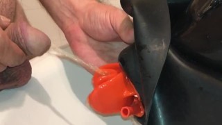 锁在我的工作室口香糖面膜里,里面有我的小便、我的精液和我的牙套