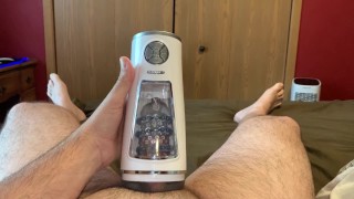 乔治玩他的新玩具玩得很开心——品尝自己的精液