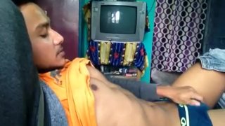 猛男模型在前凸轮中抽搐