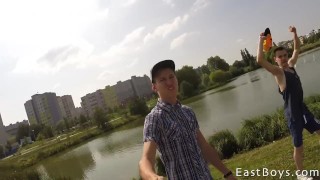 两个朋友的夏日故事 - 卡斯珀·伊瓦尔森和维塔利·库彻