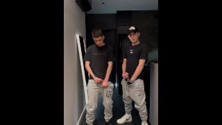 两个家伙抽搐和射精很多