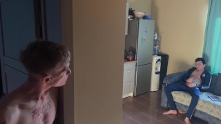 我监视着我的继兄弟,因为他抽搐并决定拿走他的精子