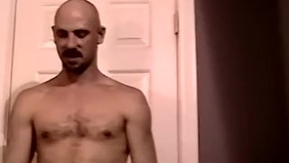 业余田径运动员于面接中接受了熟男老gay为其大黑牛在吻部内接风洗尘的请求