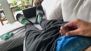 我上床睡觉时太累了,无法在生气的淹没层中自慰,在早上完成了循环