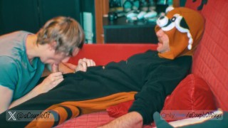 我吹我的朋友,而他穿着他的 Tanooki 睡衣发冷