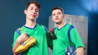 队友 Jake Lotti 和 Loick Gauthier 在汗流浃背的锻炼后在更衣室里变得疯狂 - Latin Leche