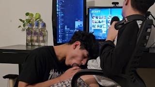 我想要鸡巴,所以我在我男朋友玩的时候取笑他