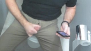 在办公室厕所隔间抽搐