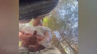 他弯下腰在几棵树之间,把它弄得粗糙而原始