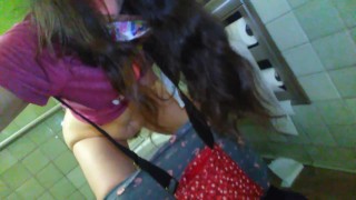 PinkMoonLust 小便 公共卫生间 浴室 肮脏的舌头 快乐 角质 毛茸茸的 Onlyfans 荡妇 Camgirl 小便