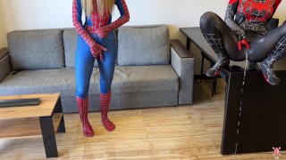 - 哦,不,我被一只黑蜘蛛咬了! - 我被一只红蜘蛛咬了。喷水吧!