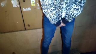 性感疲惫的女孩从派对回来,弄湿了她的牛仔裤