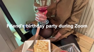 ズームで友達の誕生日会中、尿意を催しバレないように少しずつおもらしするも