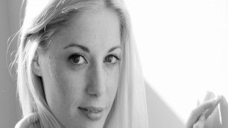 俏皮的防弹少年团采访金发女郎夏洛特·斯托克利