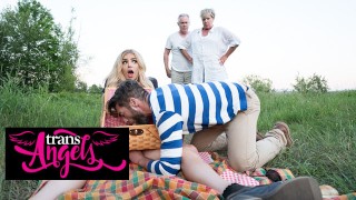 TRANS ANGELS - 只有淫荡情侣 Matt 和 Angellica 好 前往汽车进行激情性爱