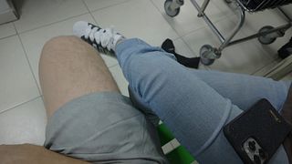 一个孤独的女孩在自助洗衣店接受陌生人的帮助......