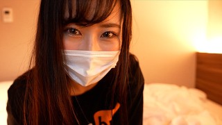 日本可爱的女孩在脸坐和被吃掉猫时给一个男人打手枪。