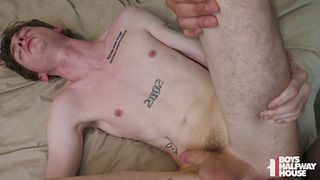 犯罪的twink得到他的洞性交粗糙无套POV和脸上覆盖着精液