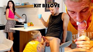 丈夫在妻子洗碗时吸吮他的朋友