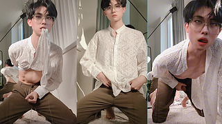 性感西装男用他的鸡巴抽动,射精到你的脸上和舌头上,只为赚钱