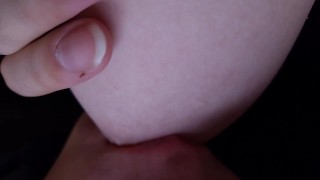 我的男孩决定吸我的乳头......