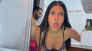 La sorprendo atrapada en el refrigerador con la verga adentro