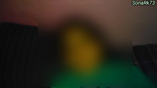 一个男人当着她丈夫的面操了一个德西家庭主妇。