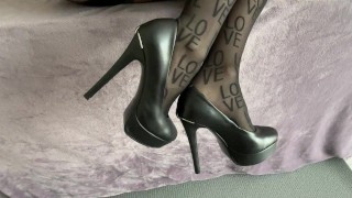 连裤袜和高跟鞋的腿!