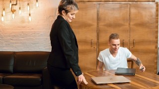 TUTOR4K。聪明的男孩想方设法引诱严格的成熟导师进行性爱