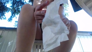 在夏天的公园里充满尿尿的脏尿布