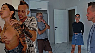 丈夫看着他的妻子被房地产经纪人性交打折!