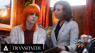 TRANSFIXED - Jean Hollywood 在华丽的顺式女同性恋治疗师 Casey Calvert 上使用他们的跨性别鸡巴