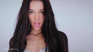 ULTRAFILMS 了不起的女孩 Kama Oxi 在镜头前自慰