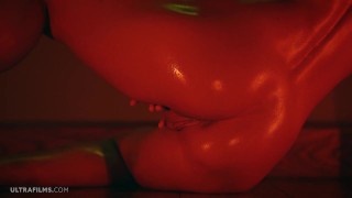 ULTRAFILMS 神奇的女孩西比尔向我们展示了她出色的身体和手淫