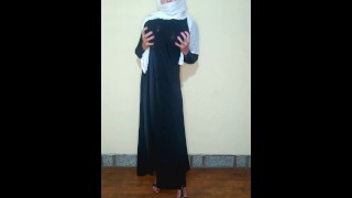 戴着头巾的丰满车臣女孩玩得很开心,用高跟鞋爆破了气球