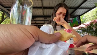 在酒吧里,我可以控制我的女朋友//控制lovense郁郁葱葱