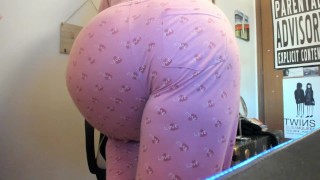 穿着睡衣的美味屁准备好闻它们了吗?