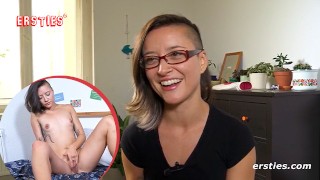 Ersties:可爱的黑发宝贝手指她剃光的阴户