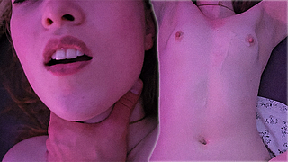 被精液覆盖的业余荡妇在被指交和深插时大声呻吟