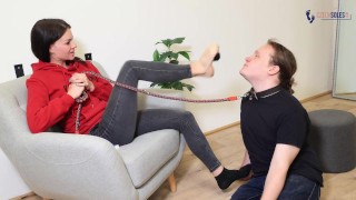 脚奴隶统治皮带(脚统治,女性主导,运动鞋,脚崇拜,性感脚)