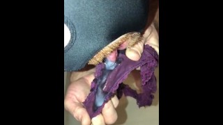 我找到了我妻子的脏内裤,并用我的热精液和嘴巴清洗了它们