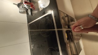 想射精但在我的厨房里撒尿