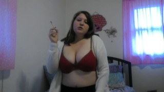 女孩抽烟,给一个高峰