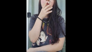 盟友欲望在公共场合抽烟,最后闪光。