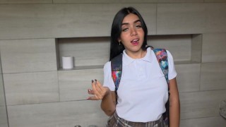 Profesor y su estudiante entran al baño del colegio a coger